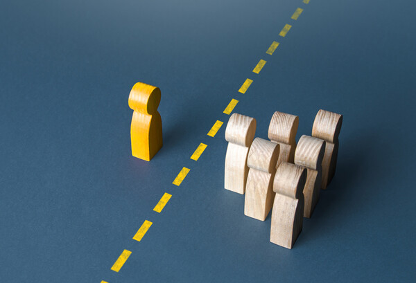 느슨한 공간일수록 텃세가 심하다. 텃세는 약한 이들이 뭉쳐 보편적 질서와 규범 이외의 방식으로 자기 영역을 지키려고 하는 몸부림이기 때문이다. /게티이미지코리아