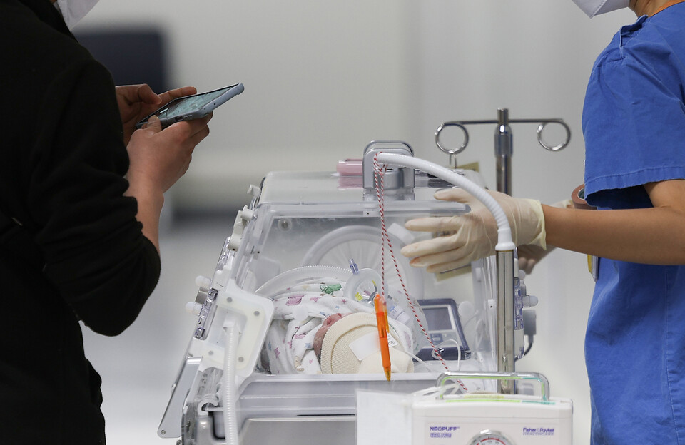 경기지역 상급종합병원 교수와 전공의가 분만 중 과실 혐의로 6억5000만원의 손해배상 책임을 지고 형사 기소되면서 의료계가 들끓고 있다. 기사와 직접 연관이 없는 사진이다. /연합뉴스