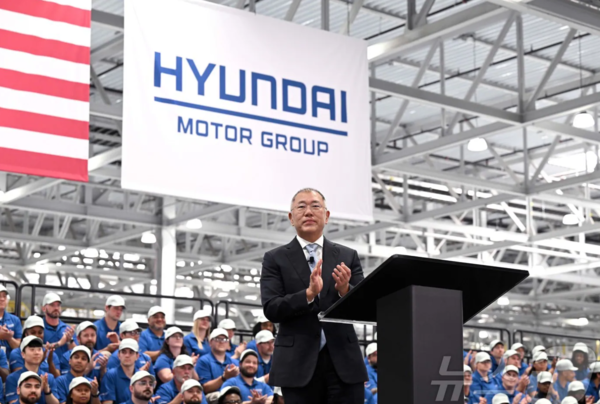 정의선 현대차그룹 회장이 미국 조지아주 엘라벨에 위치한 ‘현대자동차그룹 메타플랜트 아메리카’ 준공식에 참석해 환영사를 하고 있다. /현대차그룹
