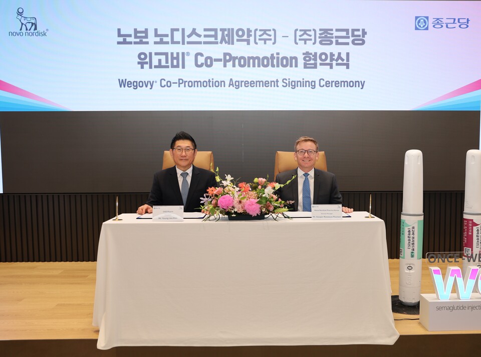 18일 종근당 충정로 본사에서 종근당 김영주 대표(왼쪽)와 한국노보노디스크제약 캐스퍼 로세유 포울센 대표가 위고비 공동판매 계약을 체결하고 있다. /종근당 제공