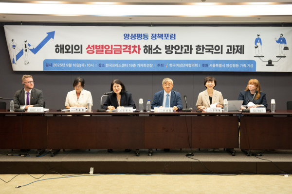 왼쪽부터 다비드 비거 주한독일대사관 1등 서기관, 전윤정 국회입법조사처 입법조사관, 김종숙 한국여성정책연구원 원장, 유연철 유엔글로벌콤팩트(UNGC) 한국협회 사무총장, 구미영 한국여성정책연구원 여성고용연구본부장, 사라 벤틀리 주한호주대사관 참사관이 포럼에 참석해 발표를 듣고 있다. /한국여성단체협의회