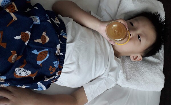 왠지 머리도 안 깎는다고 하여 집에서 대충 자르던 자유 영혼 시절의 손주 /이수미