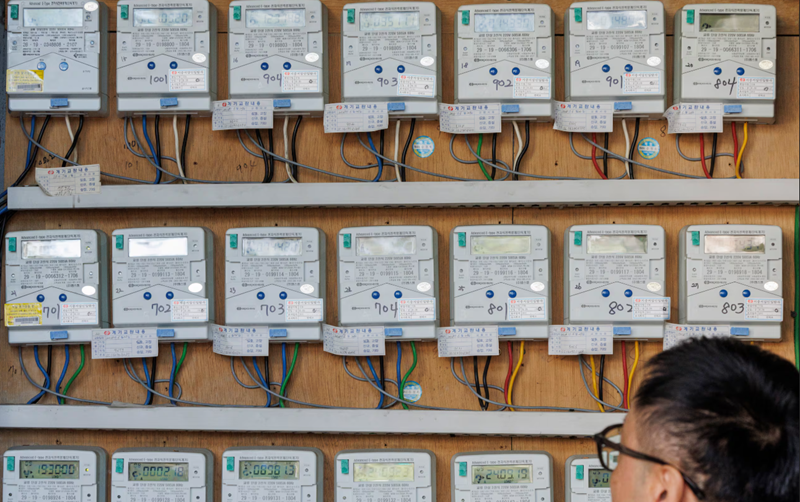 서울 중구의 한 집합 건물 관계자가 이 건물에 설치된 전력량계를 점검하고 있다. /연합뉴스