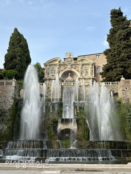 16세기에 건축된 빌라 데스테. 궁전을 방불케 하는 규모의 정원은 하나의 거대한 숲과 분수로 만들어진 산과 같이 높고 깊은 구조로 지어졌다. /사진-박재희