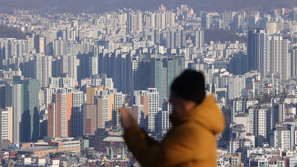 영구임대주택에서 주거복지사 1명이 수천 세대를 관리하는 실태가 확인됐다. 사진은 서울 남산에서 바라본 시내 아파트 단지. /연합뉴스