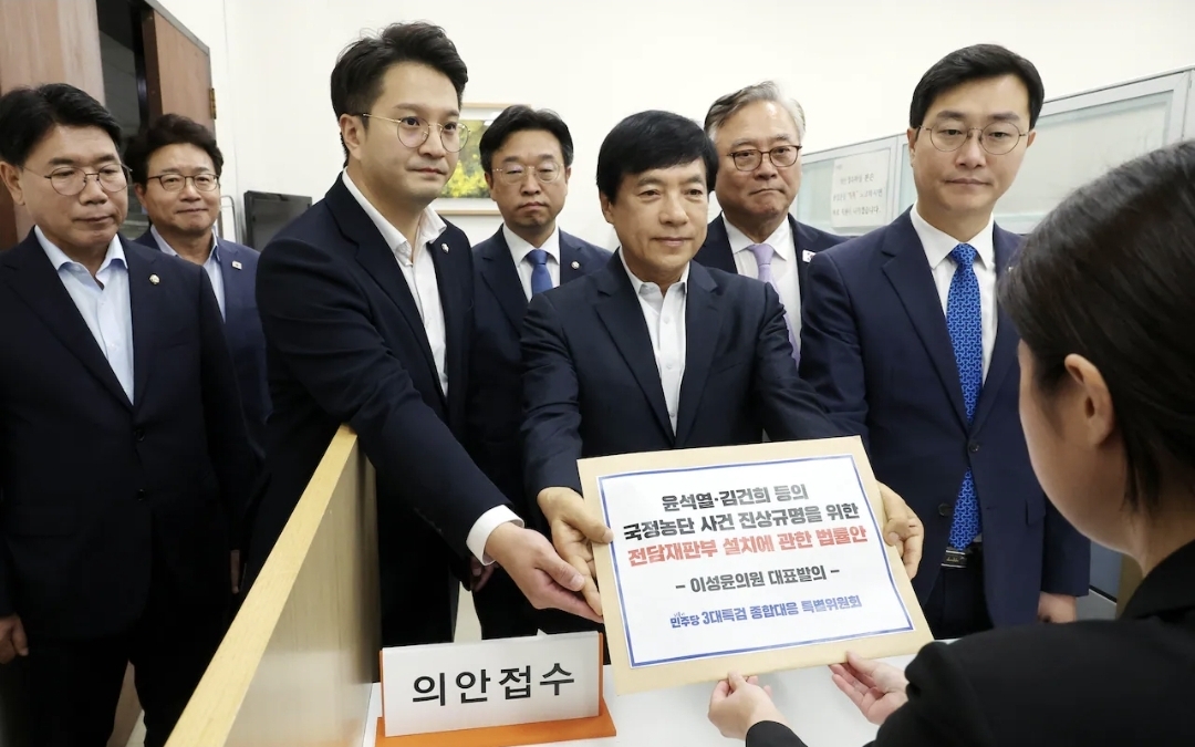 민주당 의원들이 18일 서울 여의도 국회 의안과에 내란전담재판부법을 제출하고 있다. /연합뉴스