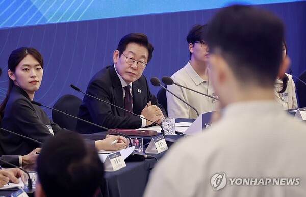 이재명 대통령이 10일 서울 마포구 프론트원에서 열린 국민성장펀드 보고대회에서 참석자 발언을 듣고 있다. /연합뉴스