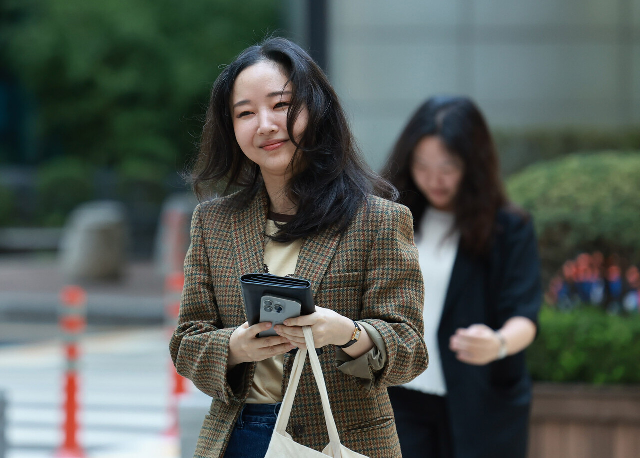 민희진 전 어도어 대표가 11일 서울 서초구 중앙지방법원에서 열린 하이브와의 주식 매매대금 청구 및 주주 간 계약 해지 확인 소송에 증인으로 출석하고 있다. /연합뉴스