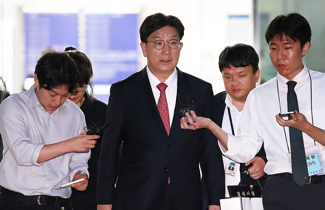 윤석열 정부와 통일교 간 '정교 유착'의 발단으로 지목된 국민의힘 권성동 의원이 16일 서울 서초구 서울중앙지법에서 열린 구속 전 피의자 심문(영장실질심사)을 마친 뒤 대기 장소인 서울구치소로 향하고 있다. /연합뉴스