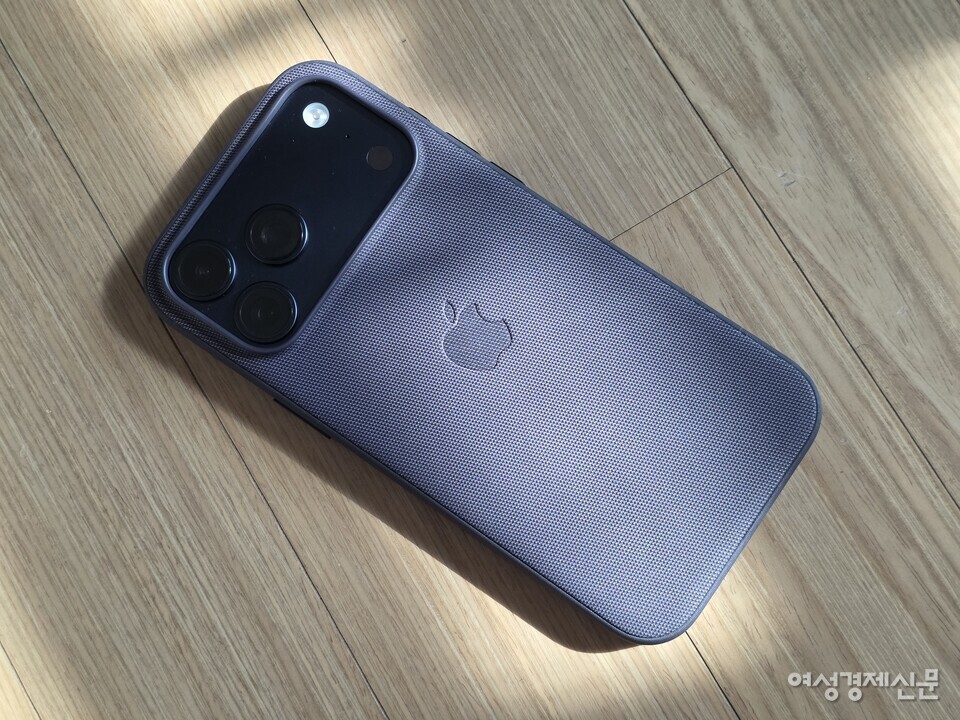 아이폰17 프로 맥스는 231g 무게로 갤럭시 S25 울트라보다 무겁다. 알루미늄 유니바디와 베이퍼 챔버로 발열을 낮췄고, 6.9인치 3000니트 디스플레이와 48MP 트리플 카메라, 40W 고속 충전을 탑재했다. 게임·야외 콘텐츠엔 유리하지만, 여성 사용자에게는 여전히 한 손 촬영·휴대성에서 부담이 따른다. /김현우 기자