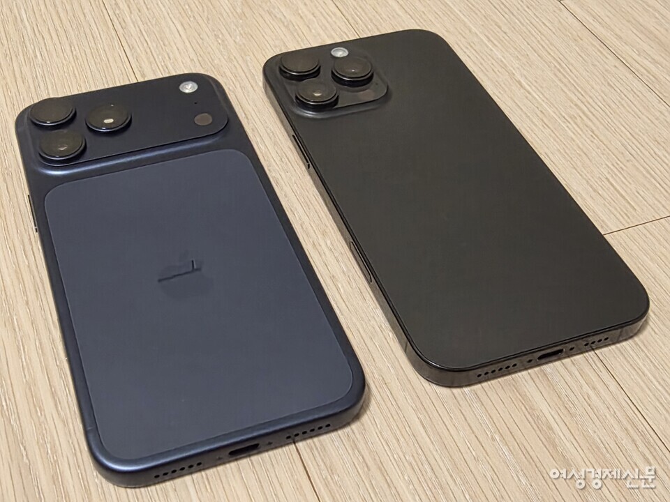 아이폰17 프로 맥스(왼쪽)는 전작 16 프로 맥스(227g)보다 무게가 4g 늘고 두께도 두꺼워졌다. 대신 알루미늄 유니바디와 베이퍼 챔버로 발열을 개선해 장시간 성능 유지율이 크게 높아졌다. 디스플레이 밝기는 2000니트→3000니트로 향상됐고, 카메라는 세 렌즈 모두 48MP로 통일됐다. 배터리 용량도 소폭 늘어 사용 시간이 길어졌다. /김현우 기자