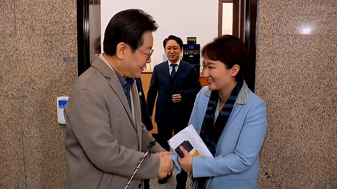 이재명 대통령이 국회의원 시절인 지난해 2월 16일 복당 선언 기자회견 후 국회 대표실을 찾은 이언주 의원과 인사하고 있다. /연합뉴스