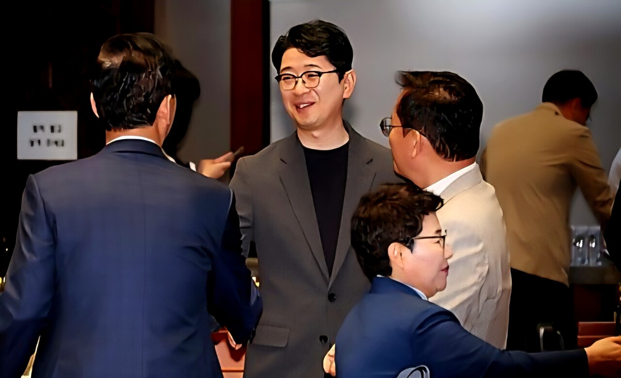 국민의힘 주진우 의원이 7월 23일 서울 여의도 국회에서 열린 의원총회에서 의원들과 인사를 나누고 있다. /연합뉴스