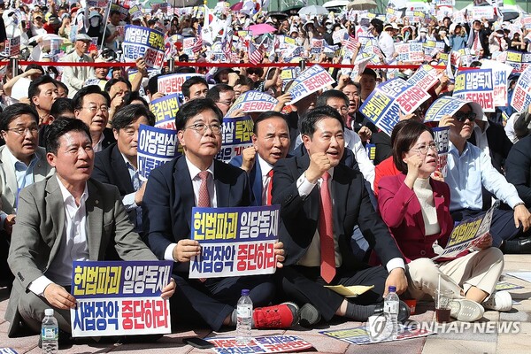 국민의힘 장동혁 대표와 송언석 원내대표를 비롯한 국민의힘 관계자들이 21일 대구 동구 동대구역 광장에서 열린 야당탄압·독재정치 국민 규탄대회에 참석해 구호를 외치고 있다. /연합뉴스
