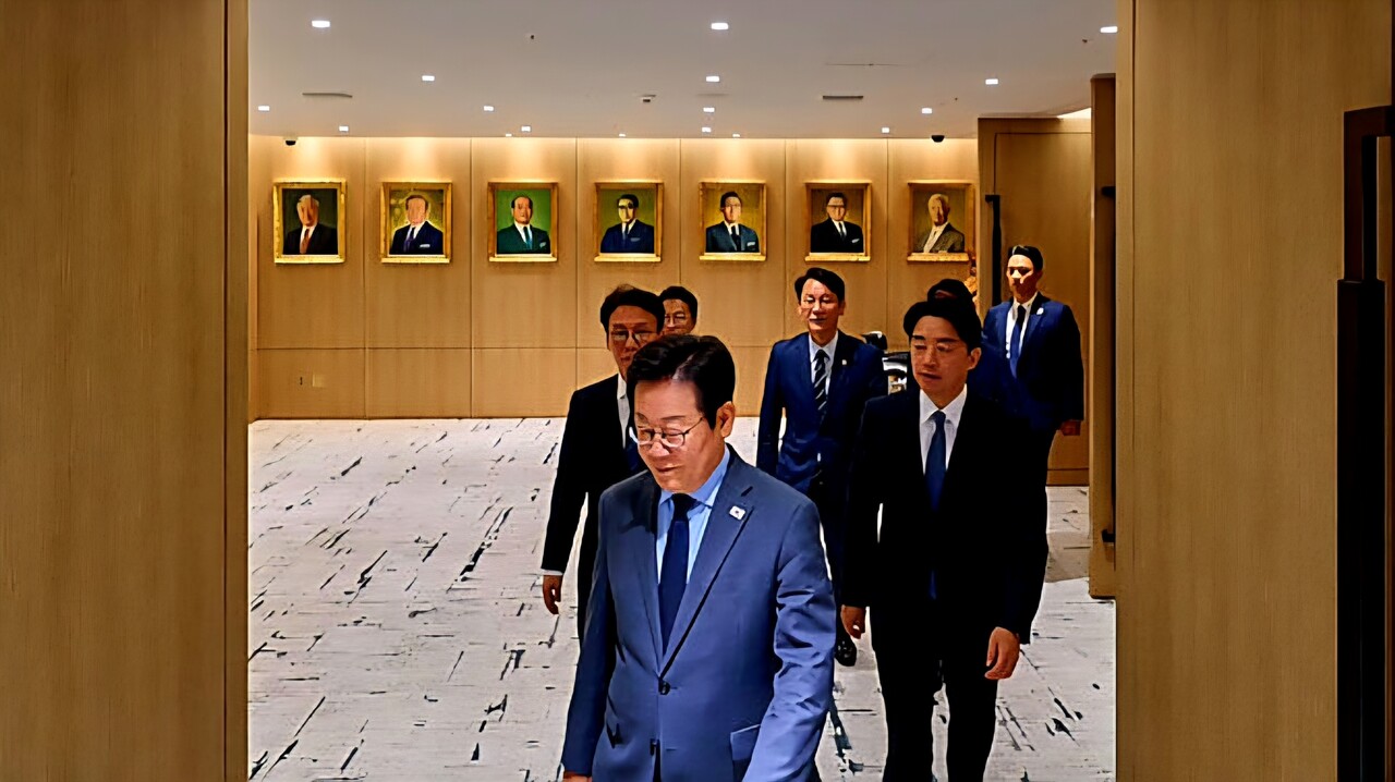 이재명 대통령이 지난 9일 서울 용산 대통령실 청사에서 국무회의 참석을 위해 이동 중인 모습을 10일 SNS에 공개했다. / 이재명 대통령 SNS