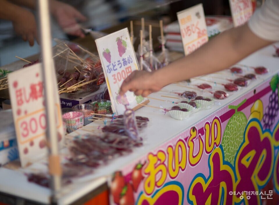 오사카 텐진마쓰리는 천 년 넘게 이어진 일본 대표 여름 축제다. 거리 곳곳엔 먹거리를 파는 노점이 줄지어 서 축제 분위기를 더한다. 공동체 결속과 재난 대비, 경제 효과까지 담아낸 일본식 지역 축제다. /김현우 기자