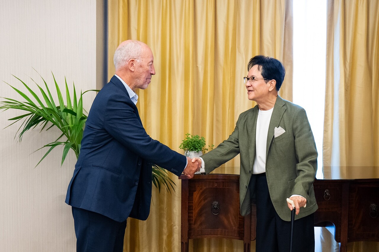 CJ그룹 이재현회장이 영국 런던에서 스포츠 마케팅 전문가 마이클 페인 대표를 만나 악수를 나누고 있다. /CJ그룹