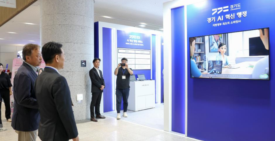 22일 오후 고영인 경제부지사가 수원컨벤션세터에서 열린 G-Bio Week X AI Connect with G-FAIR 2025 개막식에 참석해 전시부스를 보고 있다. /경기도청 제공