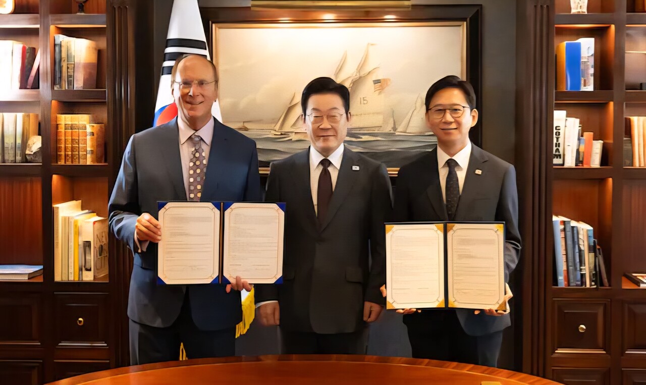 이재명 대통령이 유엔 총회 참석차 미국을 방문해 22일(현지 시간) 뉴욕의 한 호텔에서 글로벌 AI 산업 협력 양해각서(MOU)를 체결한 뒤 래리 핑크 세계경제포럼(WEF) 의장 겸 블랙록 CEO, 김정관 과학기술정보통신부 장관과 기념촬영을 하고 있다. /연합뉴스