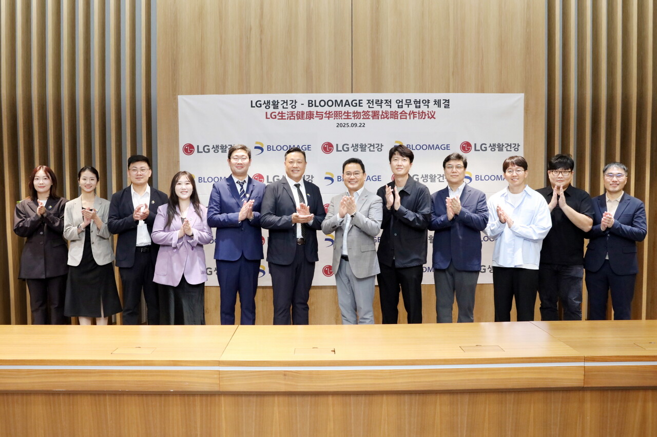 강내규 LG생활건강 CTO(오른쪽에서 여섯번째)와 조우송앤 블루메이지 부사장(왼쪽에서 여섯번째)이 22일 서울 마곡동 LG사이언스파크에서 업무협약식 기념사진을 촬영하고 있다. /LG생활건강