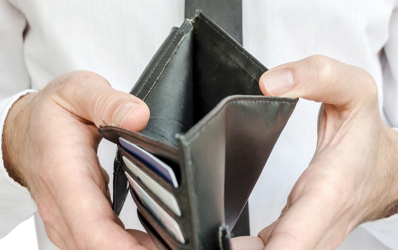 국내 치매 환자 자산은 154조원에 달한다. 2050년엔 488조원으로 늘 전망이다. 정부는 사기·갈취 피해를 막기 위해 내년 ‘치매안심재산관리(공공신탁)’ 시범사업을 시작한다. 그러나 노인의 통장 불신, 가족 반발, 전문 인력 부족 등 난관이 크다. 전문가들은 돌봄과 연계한 신탁 설계가 필요하다고 강조한다. /게티이미지뱅크