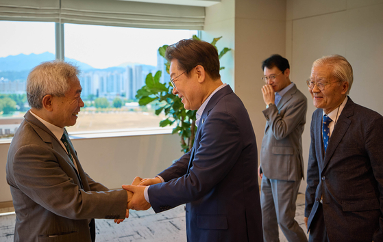 이재명 대통령이지난 7월 11일 서울 용산 대통령실에서 정규재 전 한국경제 주필과 조갑제 조갑제닷컴 대표와 오찬 회동을 하고 있다. /대통령실