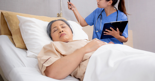 요양시설 입소 어르신들이 단순한 수액 주사나 소변줄(도뇨관) 교체 때문에 병원 응급실을 오가야 하는 현실이 개선될 수 있을지 주목된다. /게티이미지뱅크