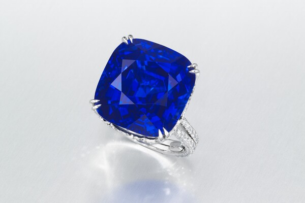 ’더 리젠트 카슈미르 사파이어 반지' 카슈미르 산, 35.09캐럿. 2025년 5월 27일, 홍콩 크리스티 경매에서 약 956만 달러(132억원)에 낙찰되었다. /© CHRISTIE’S IMAGES LTD. 2025