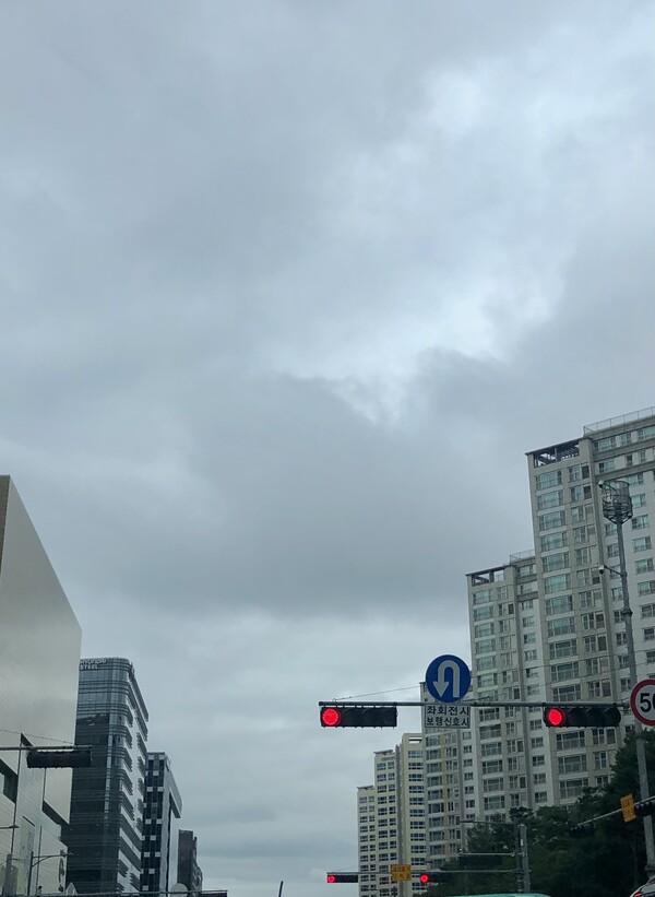 갈 길 바삐 우산을 쓴 사람들 사이로 빗물에 산란한 붉은 신호등의 고독이 슬며시 찾아와 운전석 내 옆자리에 앉았습니다. /사진=최익준