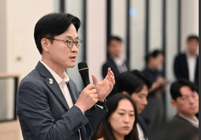 김정관 산업통상자원부 장관이 지난 16일 세종에서 열린 기자간담회에서 발언하고 있다. /연합뉴스