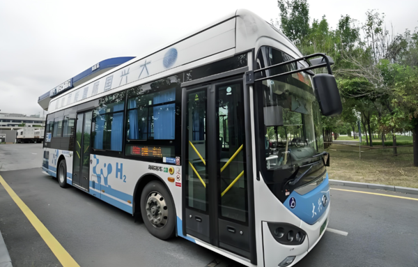 중국 다싱 수소시범구에서 수소버스가 운행 중이다. /바이두