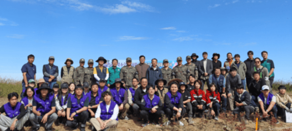 23일 강원도 양구군 민통선 내 6.25 전사자 유해 발굴지에서 'DMZ산림훼손지 복원 행사'에 참여한 효성화학 이건종 대표를 비롯한 효성그룹 임직원과 임영석 국립수목원장, 남진오 육군 21사단장,서흥원 양구군수 등이 기념사진을 찍고 있다. /효성그룹