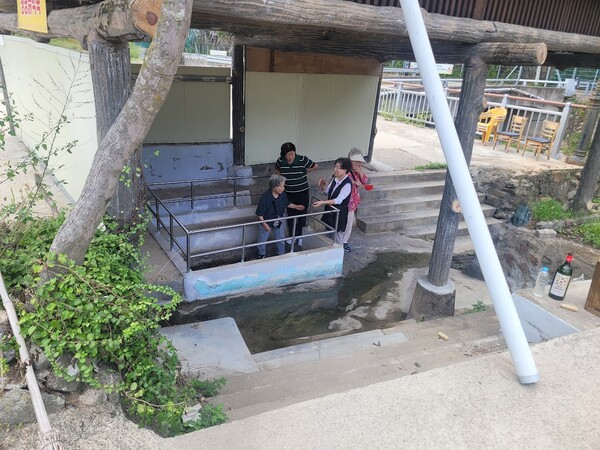 달기약수탕을 찾은 관광객들이 약수터에서 약수를 마시고 있다. 예전부터 달기약수탕은 탄산과 철분이 다량 함유되어 톡 쏘는 맛과 떫은맛이 강해서  천연사이다로 유명했다. 달기약수탕에는 약수를 이용하여 조리한 백숙 요리가 일품이다. /사진=김성주
