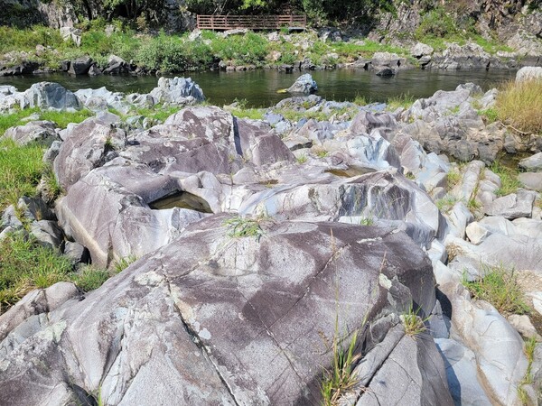 청송 백석탄 포트홀은 퇴적암이 물과 바람에 항아리 같은 구멍이 생긴 바위들이다. 새벽에 물안개가 올라올 때 사진을 찍으면 몽환적인 모습을 담을 수 있다. /사진=김성주