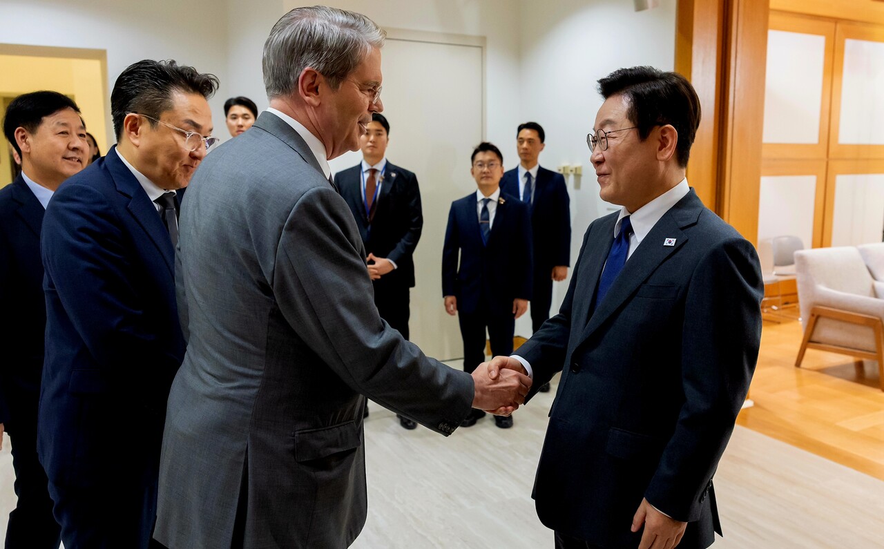 이재명 대통령과 스콧 베센트 미국 재무장관이 24일(현지시간) 미국 뉴욕 주유엔대한민국대표부에서 면담에 앞서 악수하고 있다. /연합뉴스