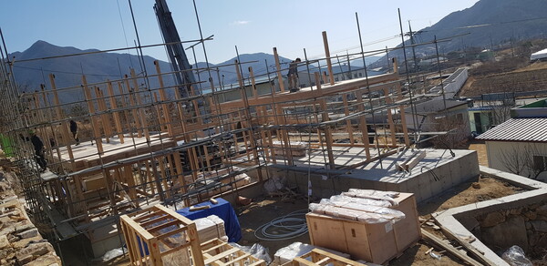 집의 골조를 중목조로 지으면 시공 완성도를 보장할 수 있고 설계에 들인 정성을 그대로 시공 과정에 담아낼 수 있어 안심하고 살 수 있는 집을 지을 수 있다. /김정관