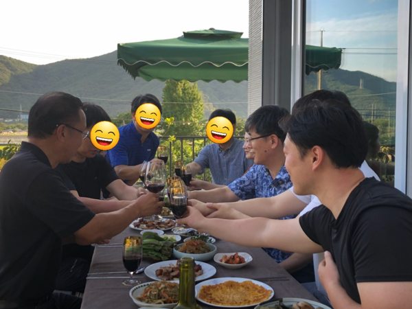 심한재를 지으면서 뜻을 모은 설계·시공 관계자를 건축주께서 초대한 집들이 자리. 건축주께서 차린 밥상은 어떤 건축상보다 더 큰 상이었다고 여겨도 좋겠다. /김정관