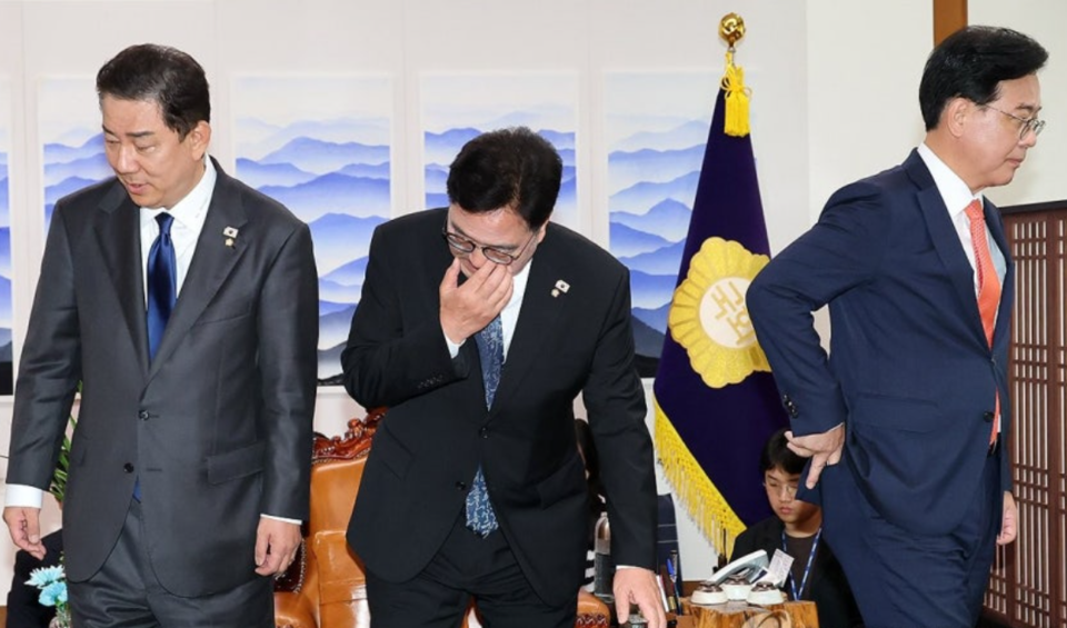 우원식 국회의장이 25일 서울 여의도 국회 의장실에서 여야 원내대표들과 회동에서 인사를 나눈 후 자리로 향하고 있다. 왼쪽부터 더불어민주당 김병기 원내대표, 우 의장, 국민의힘 송언석 원내대표 /연합뉴스