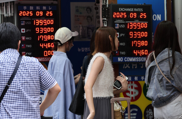 25일 서울 명동 시내 한 환전소에 환율이 표시돼 있다. 원/달러 환율은 전날 야간 거래에서 장중 1400원을 넘어선 뒤, 지난 5월 14일(야간 거래 종가·1404.5원) 이후 최고치인 1403.8원에 거래를 마쳤다. /연합뉴스