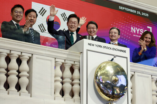 이재명 대통령이 25일(현지시간) 미국 뉴욕 증권거래소에서 개장을 알리는 버튼을 누른 뒤 손을 흔들고 있다. (왼쪽부터) 김남준 대통령실 제1부속실장, 구윤철 경제부총리 겸 기획재정부 장관, 이 대통령, 이억원 금융위원장, 김용범 정책실장, 린 마틴 뉴욕 증권거래소 회장./ 연합뉴스