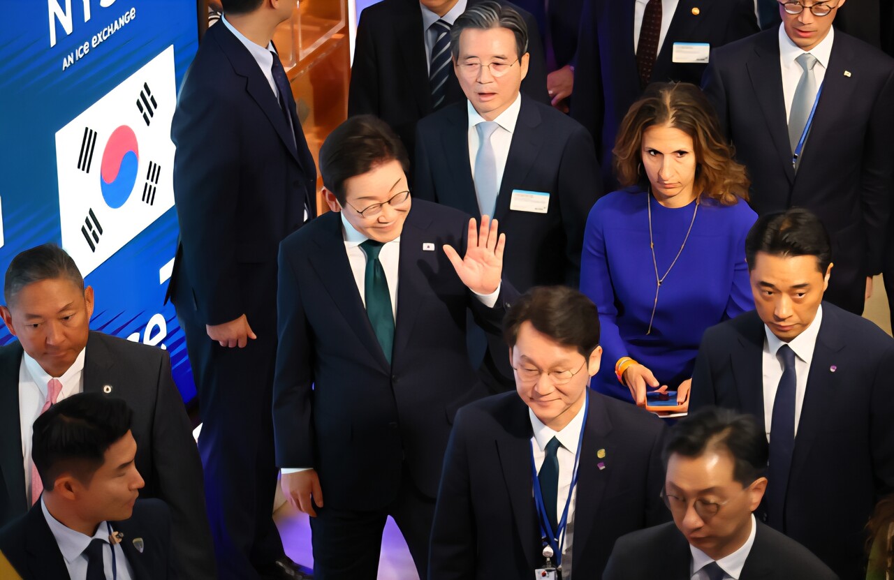 이재명 대통령이 25일(현지 시간) 뉴욕증권거래소 마틴 회장(파란색 옷)과 함께 행사에 참석하고 있다. /연합뉴스