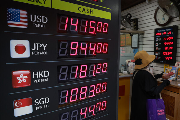 원/달러 환율이 넉 달 만에 장 중 1410원대까지 올라선 26일 서울 명동 시내 환전소에 환율이 표시돼 있다.이날 서울 외환시장에서 미국 달러화 대비 원화 환율은 전날보다 8.4원 오른 1409.0원으로 출발한 뒤 1410원을 넘어섰다. 이는 지난 5월 15일(장 중 고가 1412.1원) 이후 넉 달 만에 가장 높은 수준이다. /연합뉴스