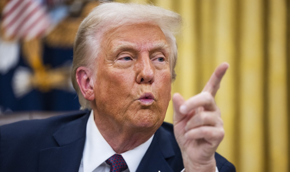 트럼프 대통령이 임신부의 타이레놀 복용 중단을 공개 경고하자 FDA는 경고 라벨 개정을 추진했다. 그러나 미국산부인과학회와 유럽 규제기관은 “필요 시 안전하다”고 반박했다. 2024년 스웨덴 248만명 코호트 연구와 미국 법원 판단에서도 자폐·ADHD와의 인과는 확인되지 않았다. /연합뉴스