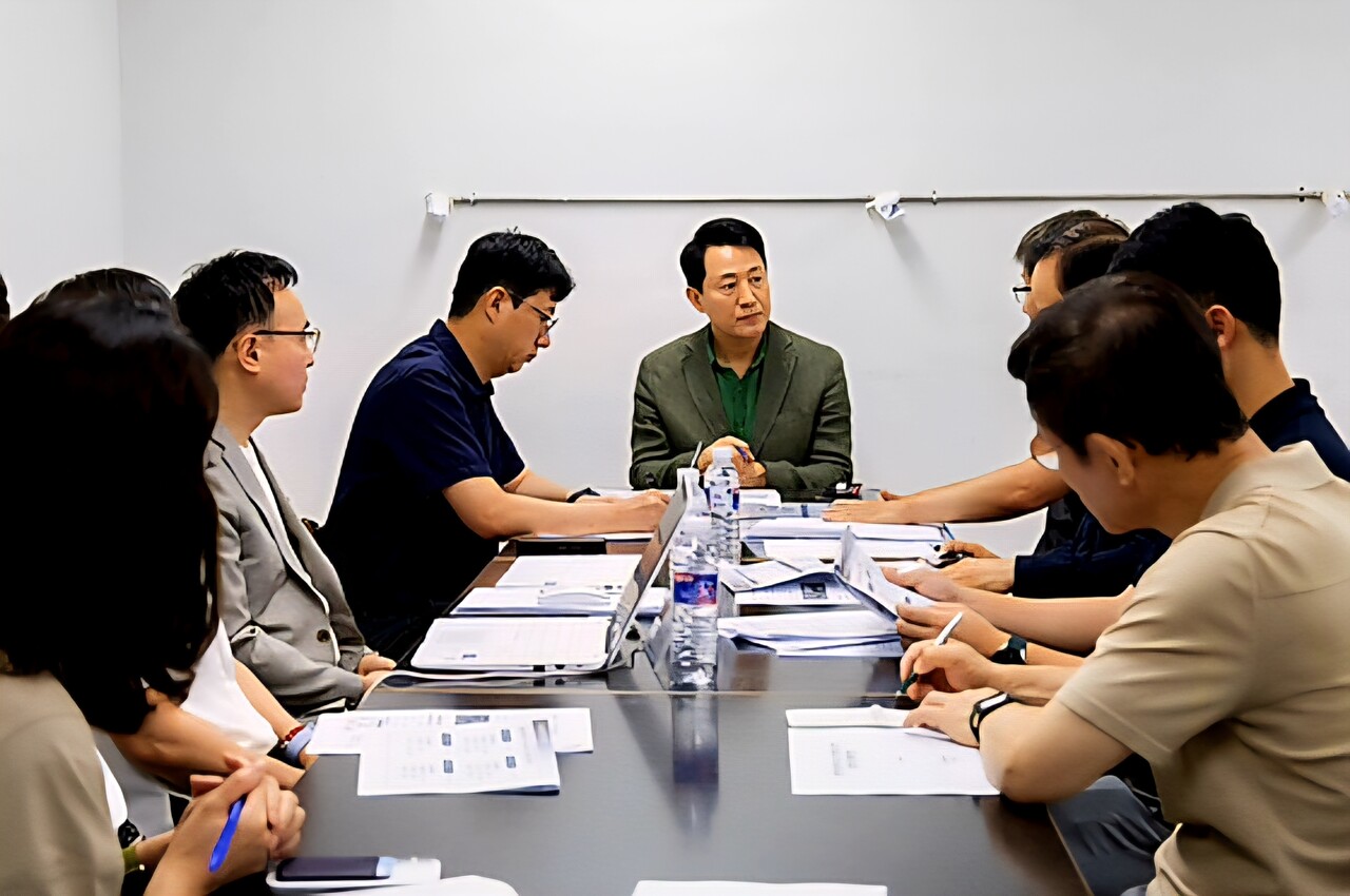 8월 25일 오세훈 서울시장이 잠실센트럴파크에 마련된 ‘청년안심주택 입주자 보호 주말 현장상담소’를 방문해 운영 상황 등을 확인하고 있다. /서울시