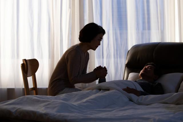 연명의료 중단 결정이 제도 시행 6년 만에 누적 45만 건에 이르렀지만 여전히 환자 절반은 본인의 뜻이 아닌 가족의 판단에 의존하는 것으로 나타났다. 자기결정권을 높이려면 사전연명의료의향서 확산과 제도적 지원이 필수적이라는 필요성이 제기된다. /게티이미지뱅크