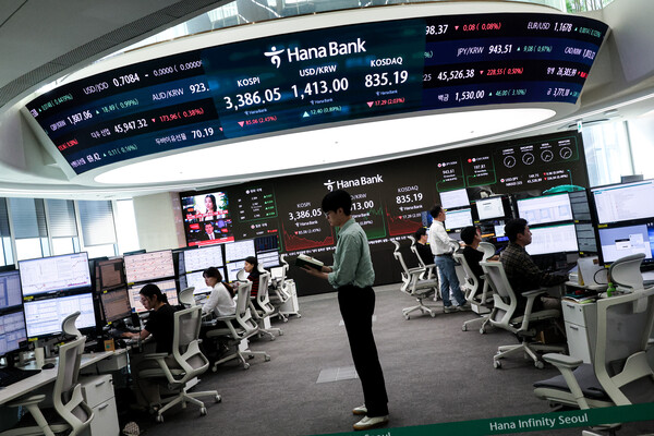 코스피가 급락한 26일 서울 중구 하나은행 딜링룸 현황판에 코스피·코스닥 종가가 표시돼 있다. /연합뉴스