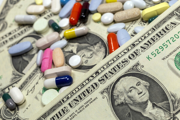 트럼프 미국 대통령이 100% 관세 부과 방침을 공식화하면서 국내 의약품 제조산업이 집중 타격 받는 모양새가 됐다. /게티이미지뱅크