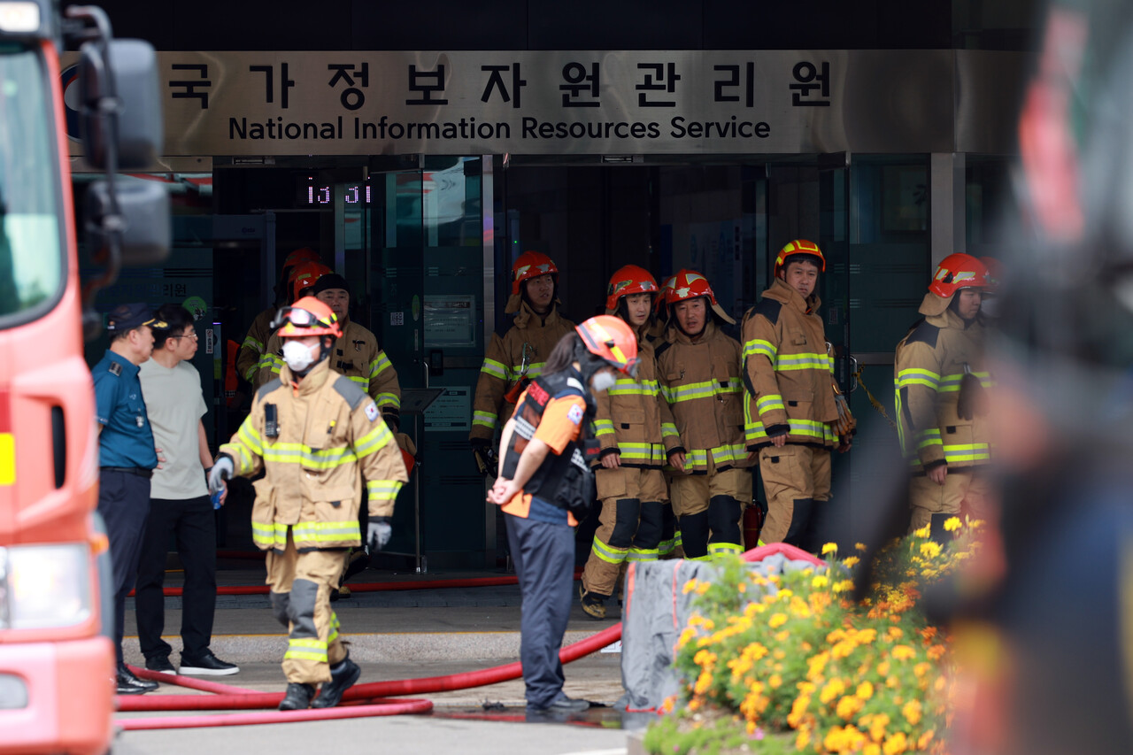 9월 27일 대전 유성구 국가정보자원관리원(국정자원)에서 소방대원이 불에 탄 배터리를 살피고 있다. 전날 정부 전산시스템이 있는 국정자원에서 무정전·전원 장치(UPS)용 리튬이온 배터리 화재가 발생해 정부 전산 서비스가 대규모로 마비됐다. /연합뉴스