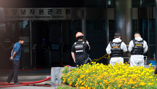 지난 27일 대전 유성구 국가정보자원관리원(국정자원)에서 소방대원과 과학수사대원이 불에 탄 배터리를 살피고 있다. /연합뉴스