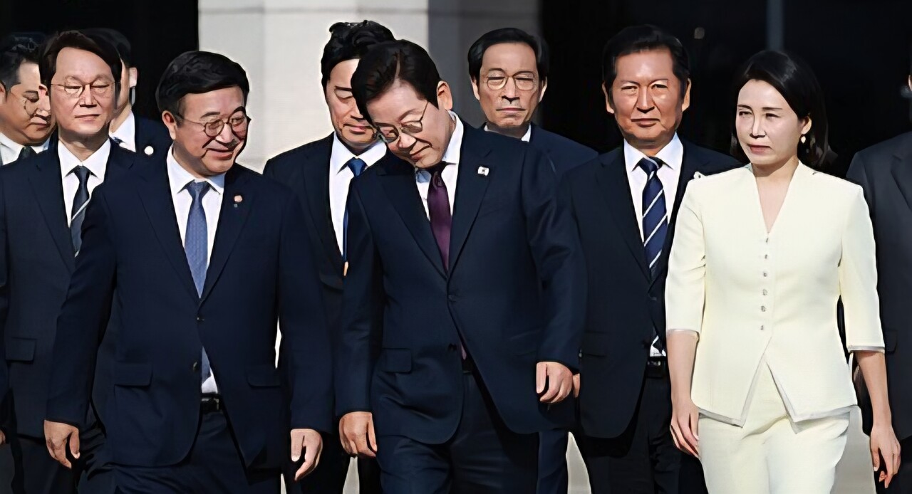 이재명 대통령이 일본·미국 방문을 위해 8월 23일 성남 서울공항청사를 나서며 윤호중 행안부 장관과 대화하고 있다. /연합뉴스